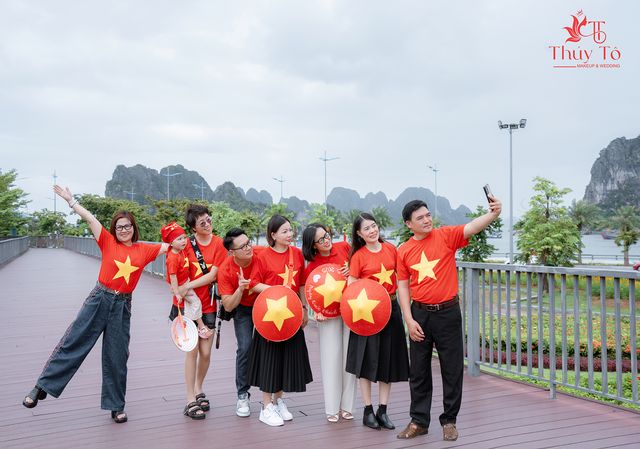 Gia đình bên cầu gỗ Hạ Long, cờ đỏ trên tay — ảnh 119