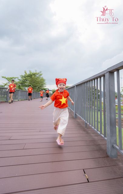 Gia đình bên cầu gỗ Hạ Long, cờ đỏ trên tay — ảnh 122