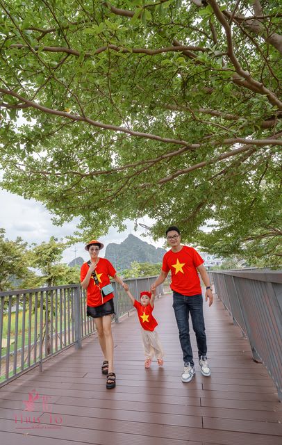 Gia đình bên cầu gỗ Hạ Long, cờ đỏ trên tay — ảnh 124