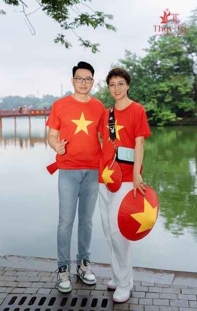 Cầu Thê Húc và cây cổ thụ bên Hồ Gươm