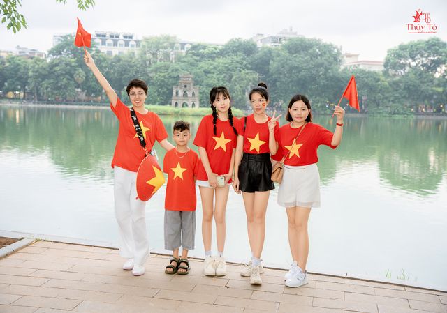 Tháp Rùa soi bóng giữa lòng Hà Nội